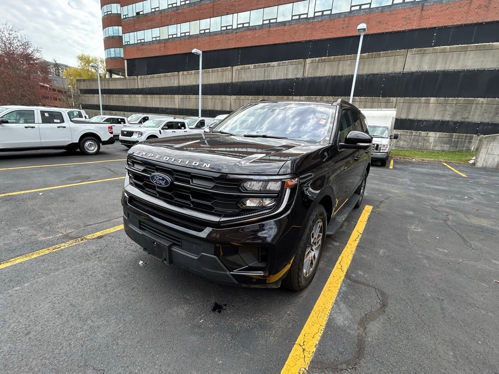 Used 2025 Ford Expedition Active image 3
