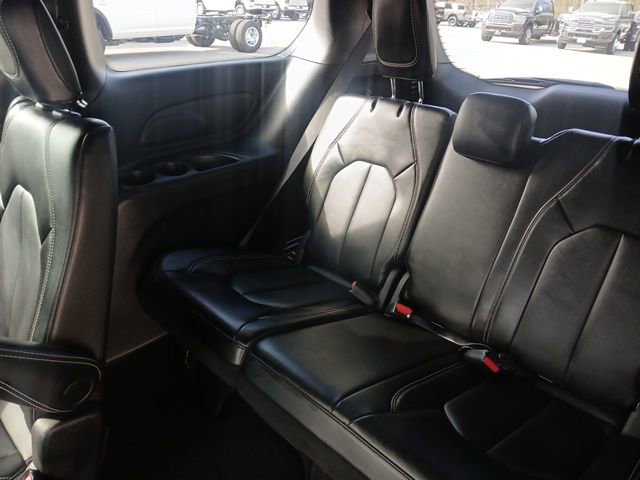 Used 2025 Chrysler Pacifica Select image 11