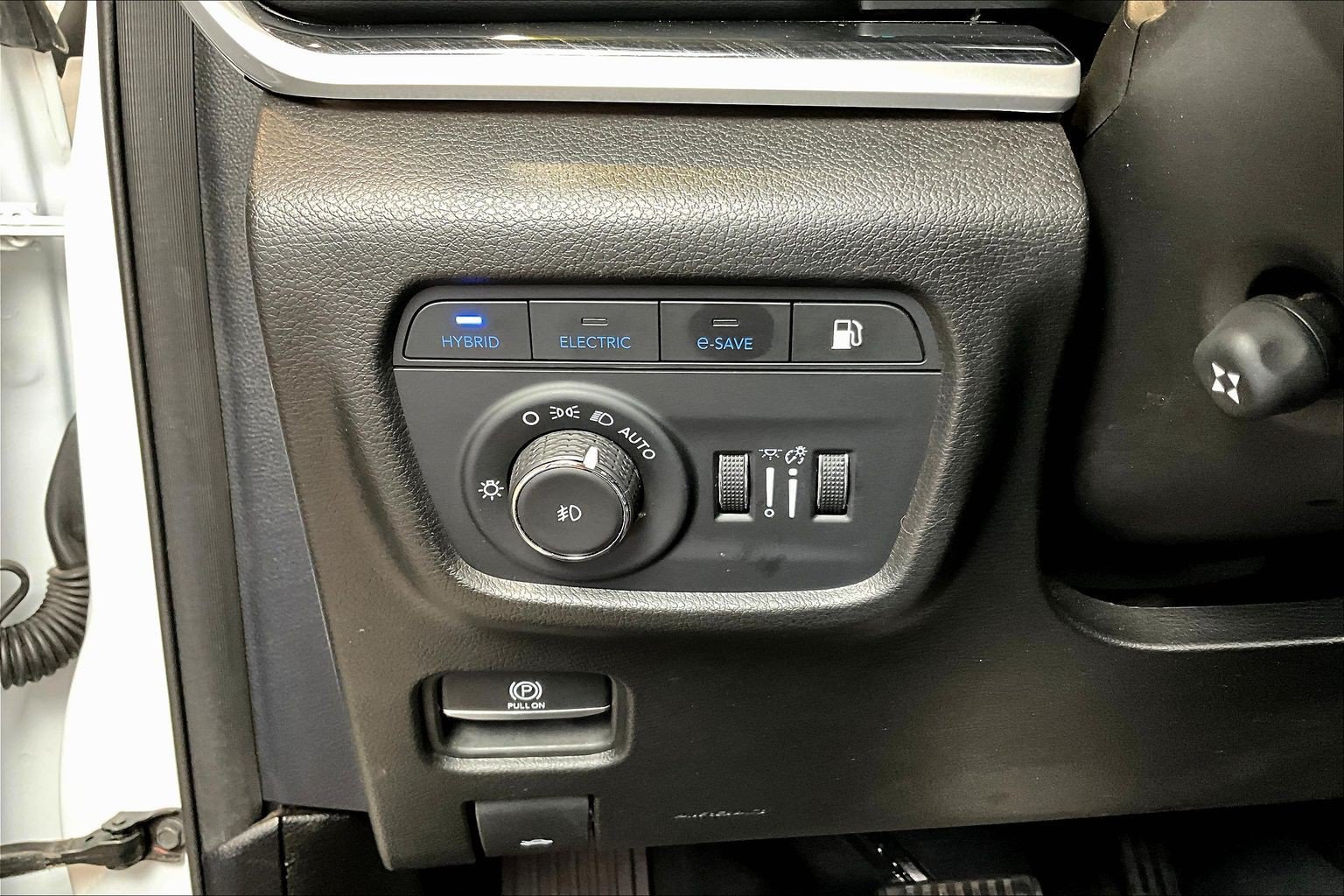 Used 2023 Jeep Grand Cherokee Trailhawk w/ Advanced Protech Group II AWD/4WD image 17