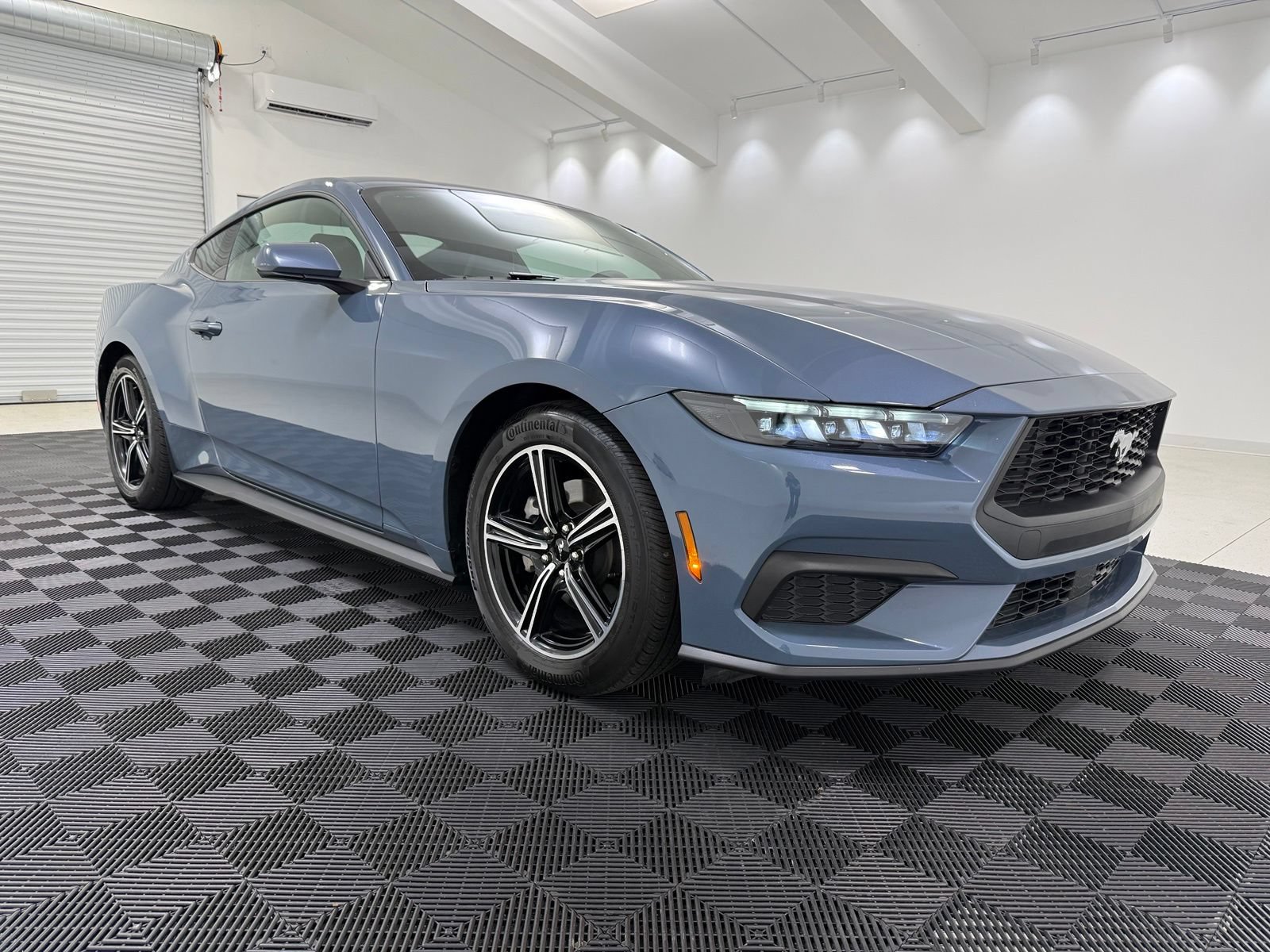 Used 2025 Ford Mustang Coupe RWD image 1