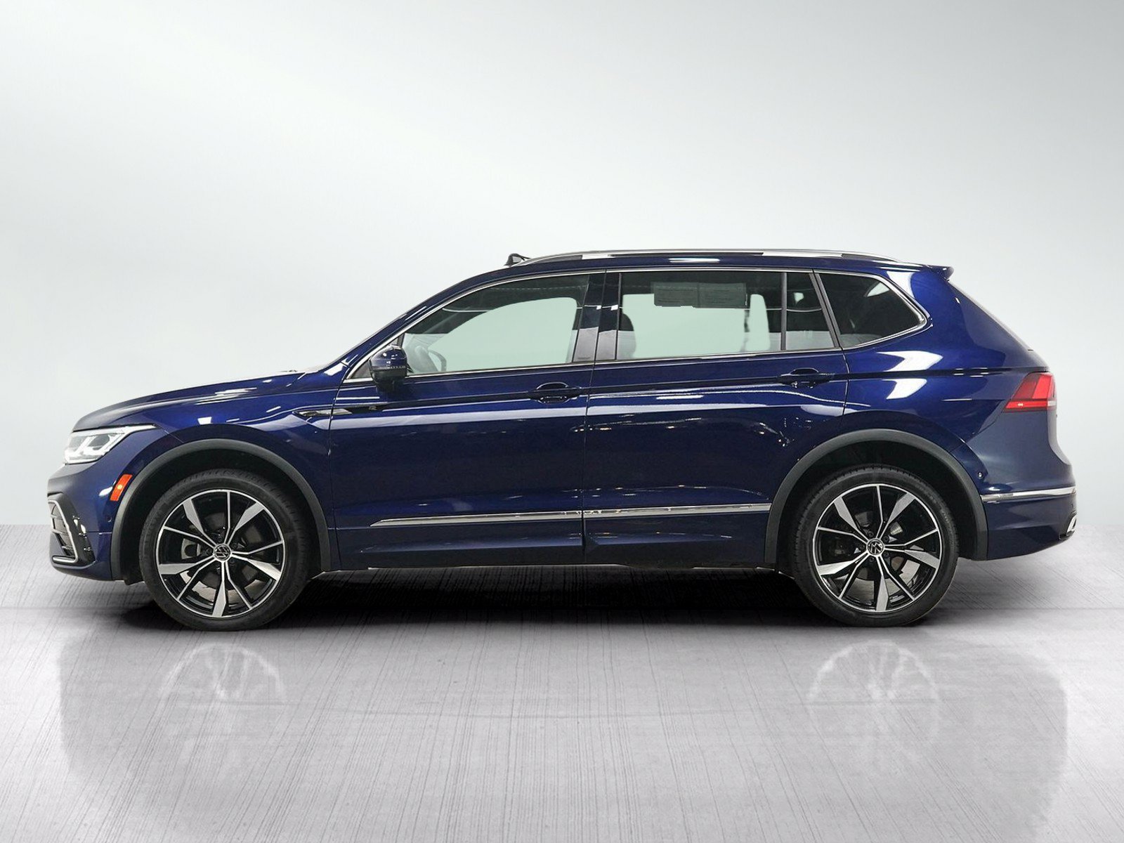 Used 2024 Volkswagen Tiguan SEL R-Line AWD/4WD image 2