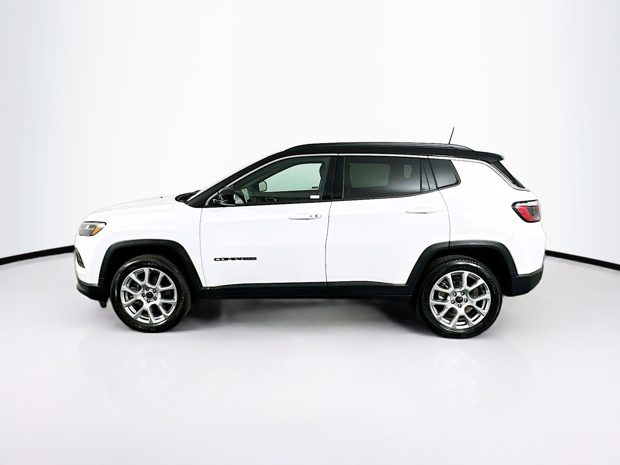 Used 2025 Jeep Compass Limited image 4