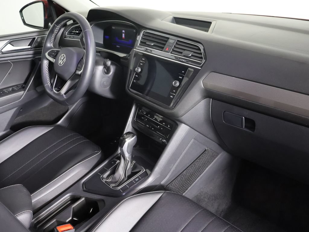 Used 2023 Volkswagen Tiguan SE w/ Panoramic Sunroof Package FWD image 30