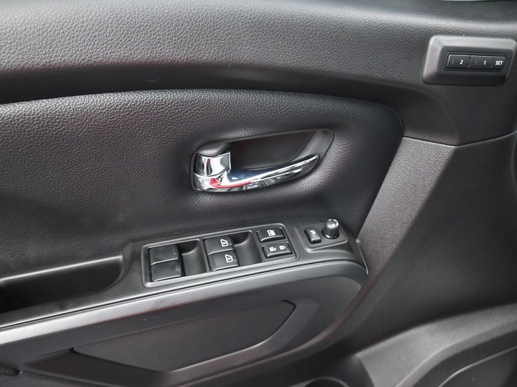 Used 2019 Nissan Titan SL w/ Midnight Edition image 6