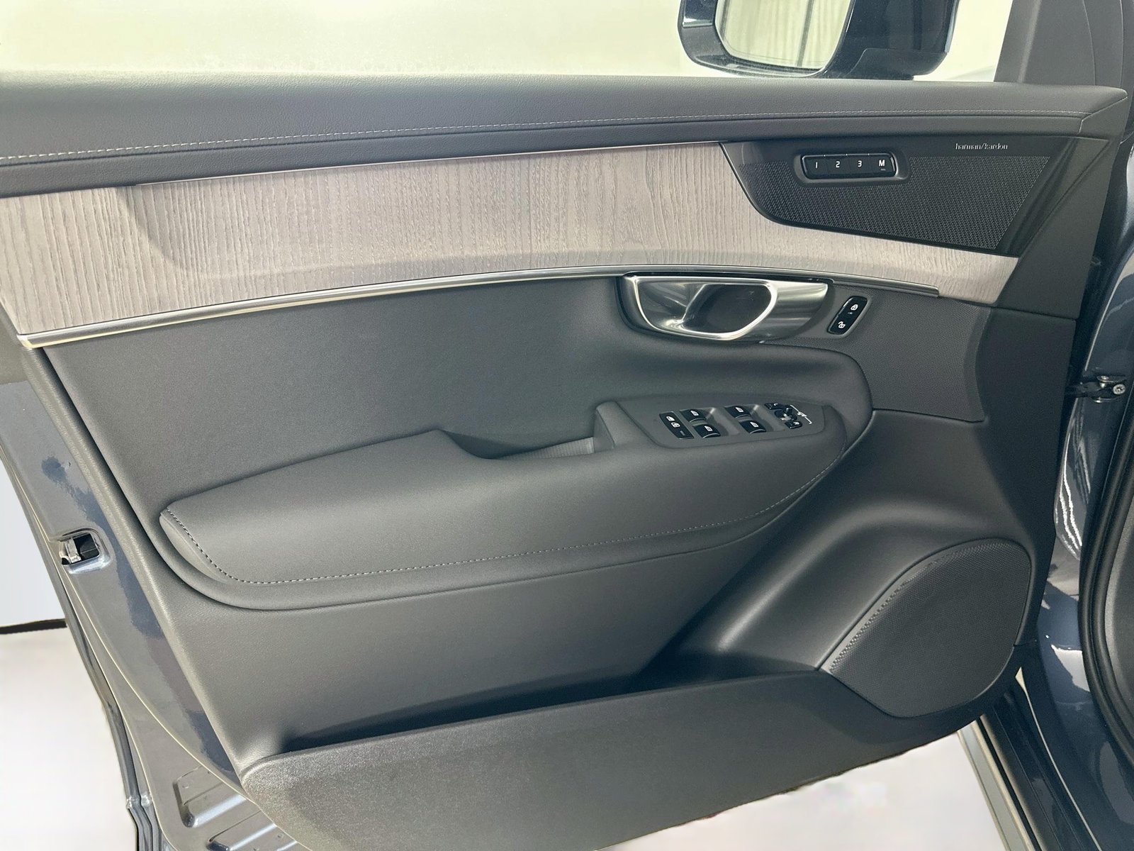 New 2027 Volvo XC90 B6 Ultra AWD/4WD image 16