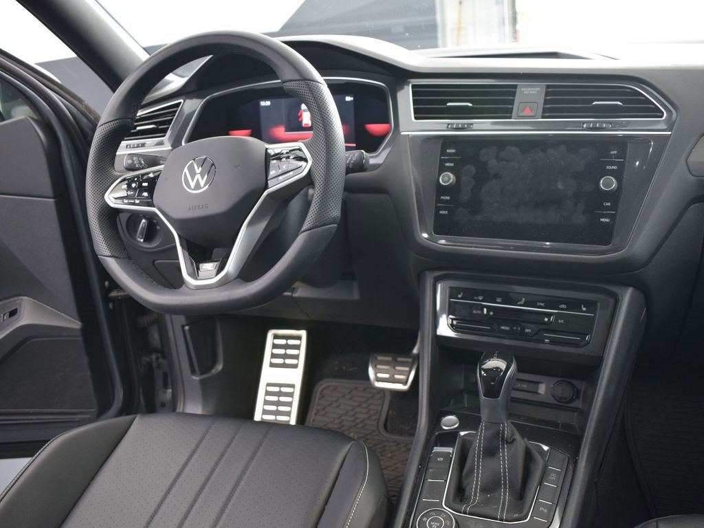 Certified 2022 Volkswagen Tiguan SE R-Line image 21