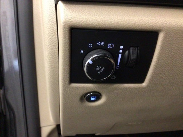 Used 2019 Jeep Grand Cherokee Laredo AWD/4WD image 19