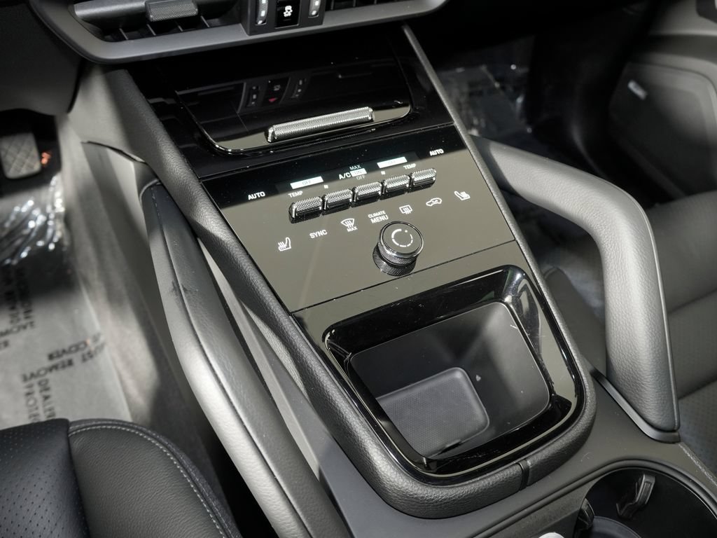 Certified 2024 Porsche Cayenne w/ Premium Package AWD/4WD image 33