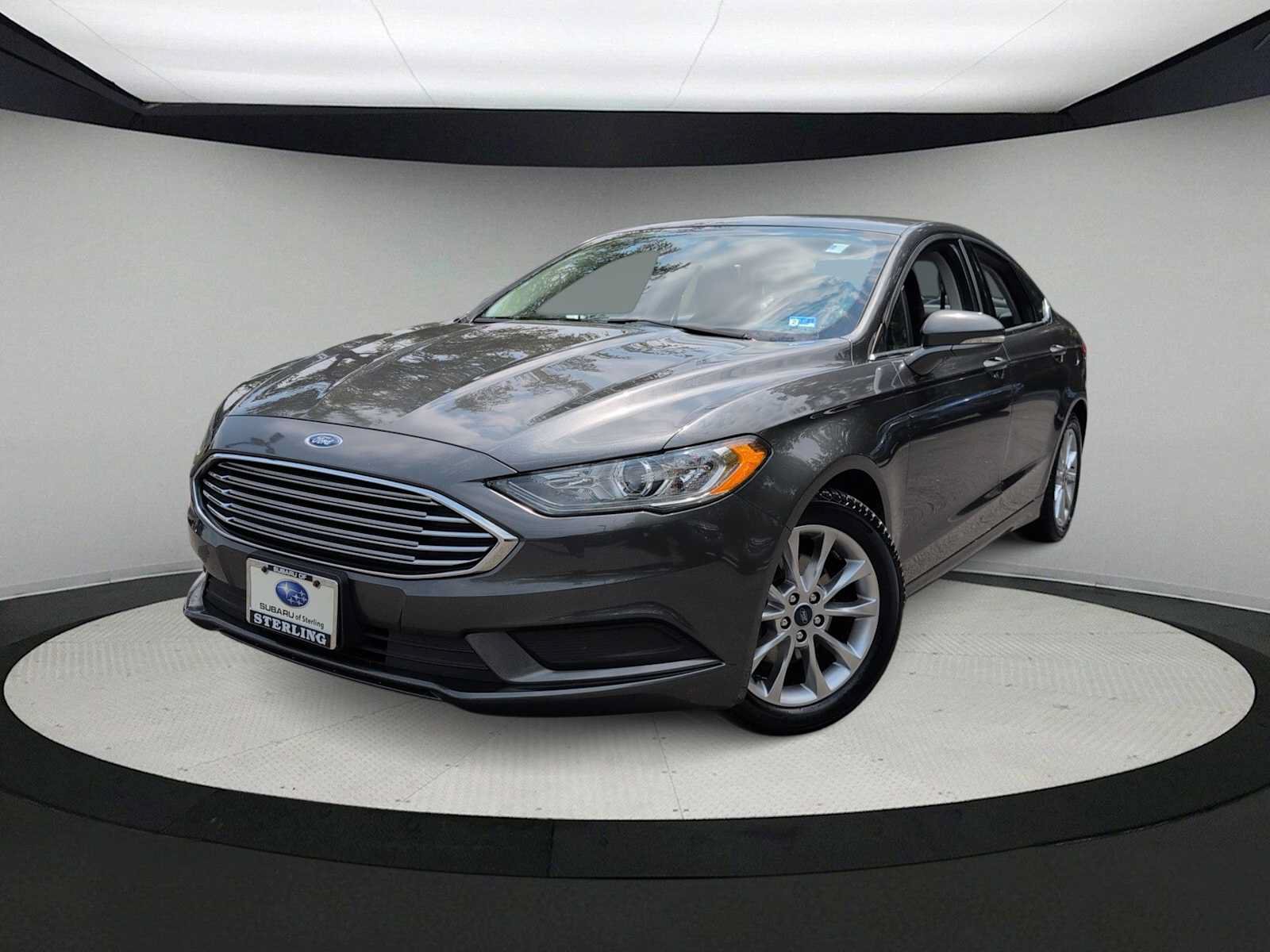 Used 2017 Ford Fusion SE FWD image 1