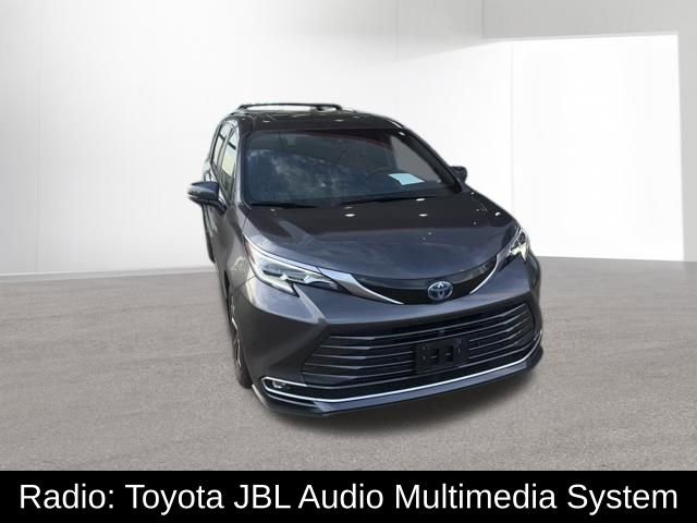 Used 2025 Toyota Sienna Platinum AWD/4WD image 6