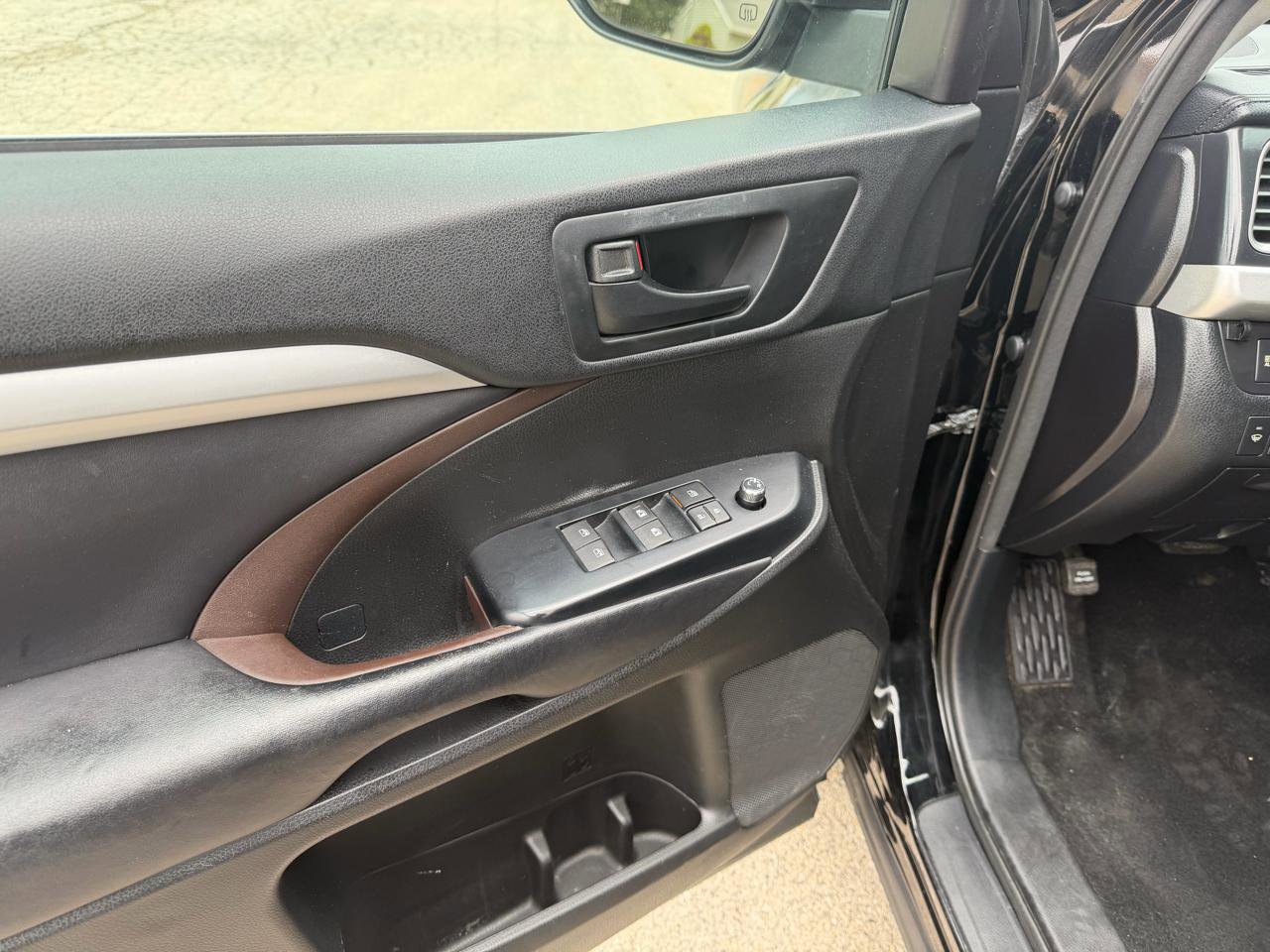 Used 2017 Toyota Highlander Plus AWD/4WD image 11