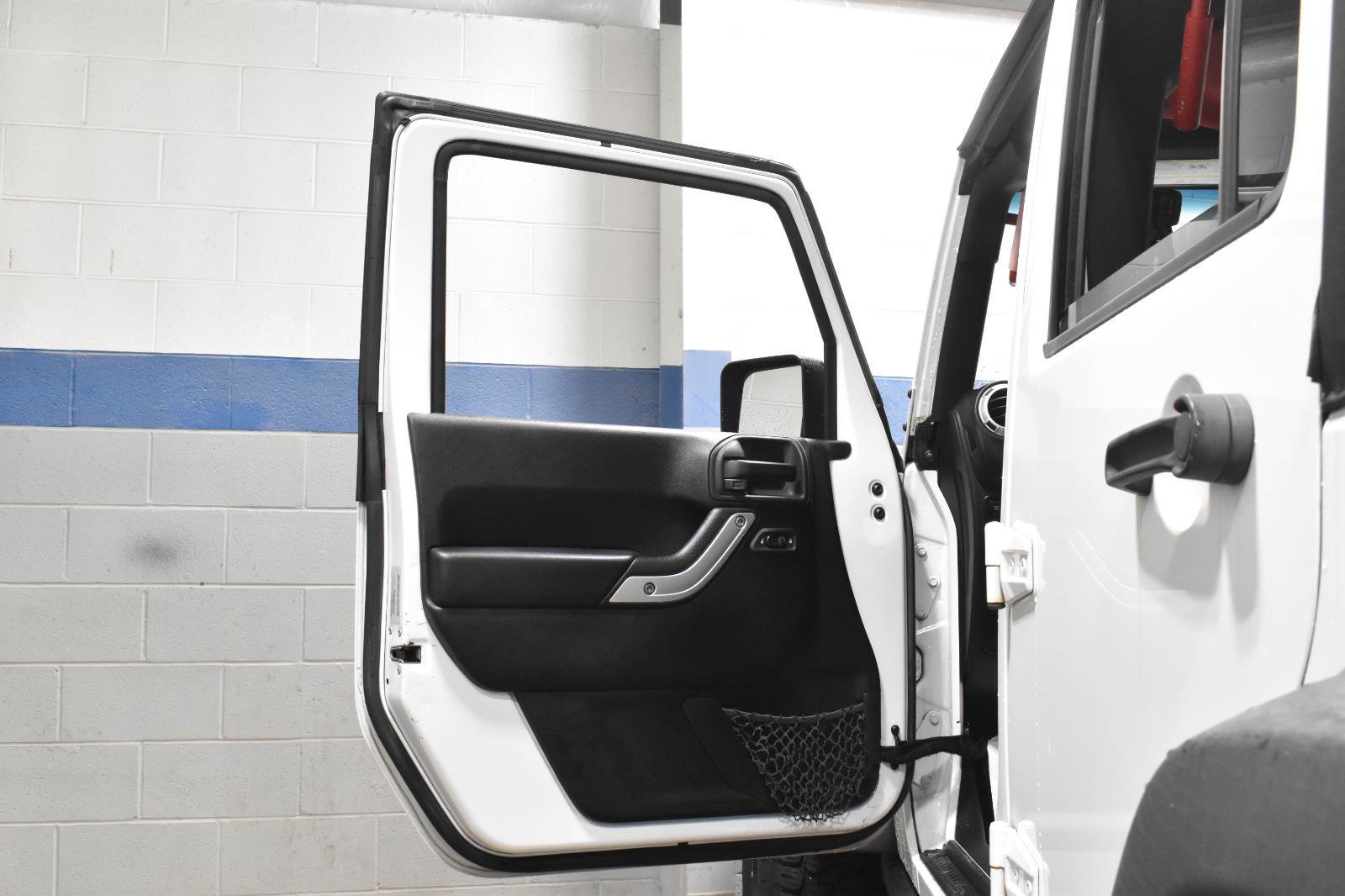 Used 2015 Jeep Wrangler Unlimited Rubicon w/ Connectivity Group image 9