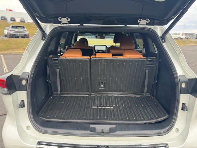 Used 2023 Toyota Highlander Platinum image 11