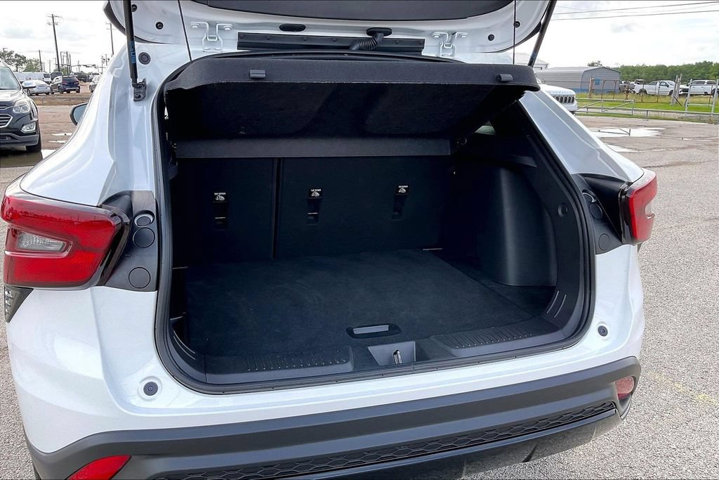 Used 2025 Chevrolet Trax RS FWD image 33