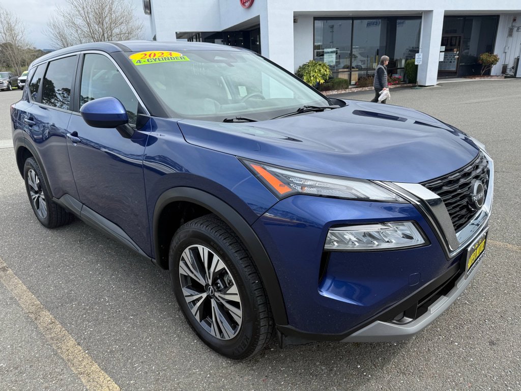 Used 2023 Nissan Rogue SV image 3