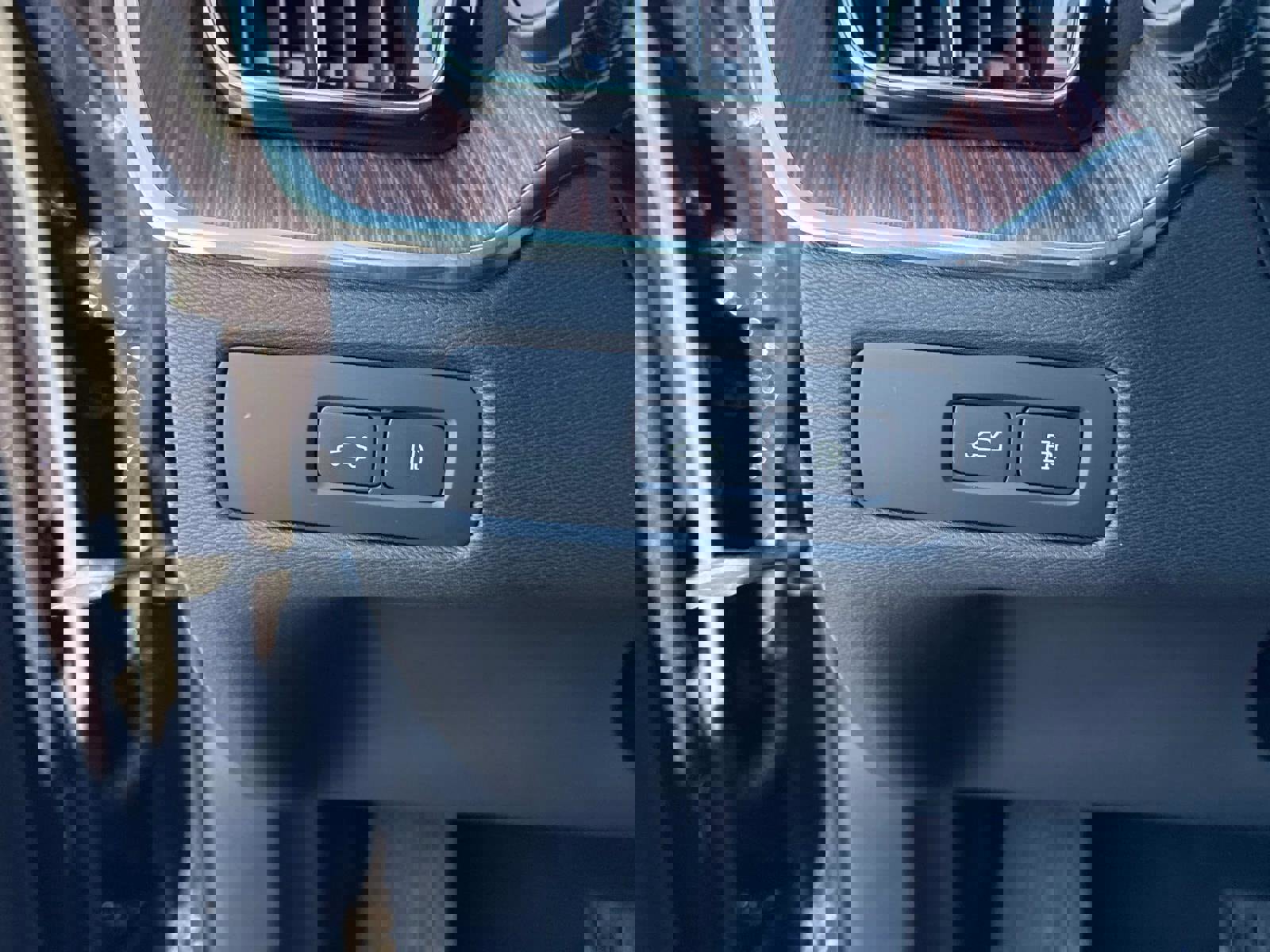 Certified 2023 Volvo XC60 T8 Ultimate w/ Climate Package image 30