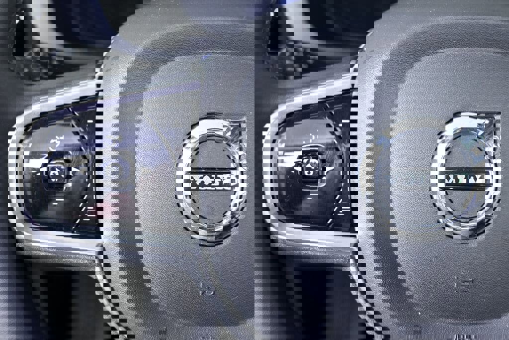 Certified 2023 Volvo XC60 B5 Plus w/ Climate Package image 11