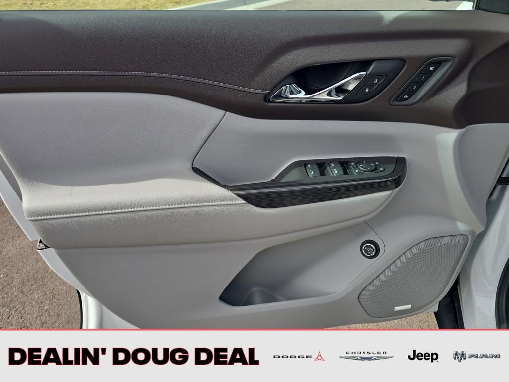 Used 2020 GMC Acadia SLT w/ Premium Package image 11