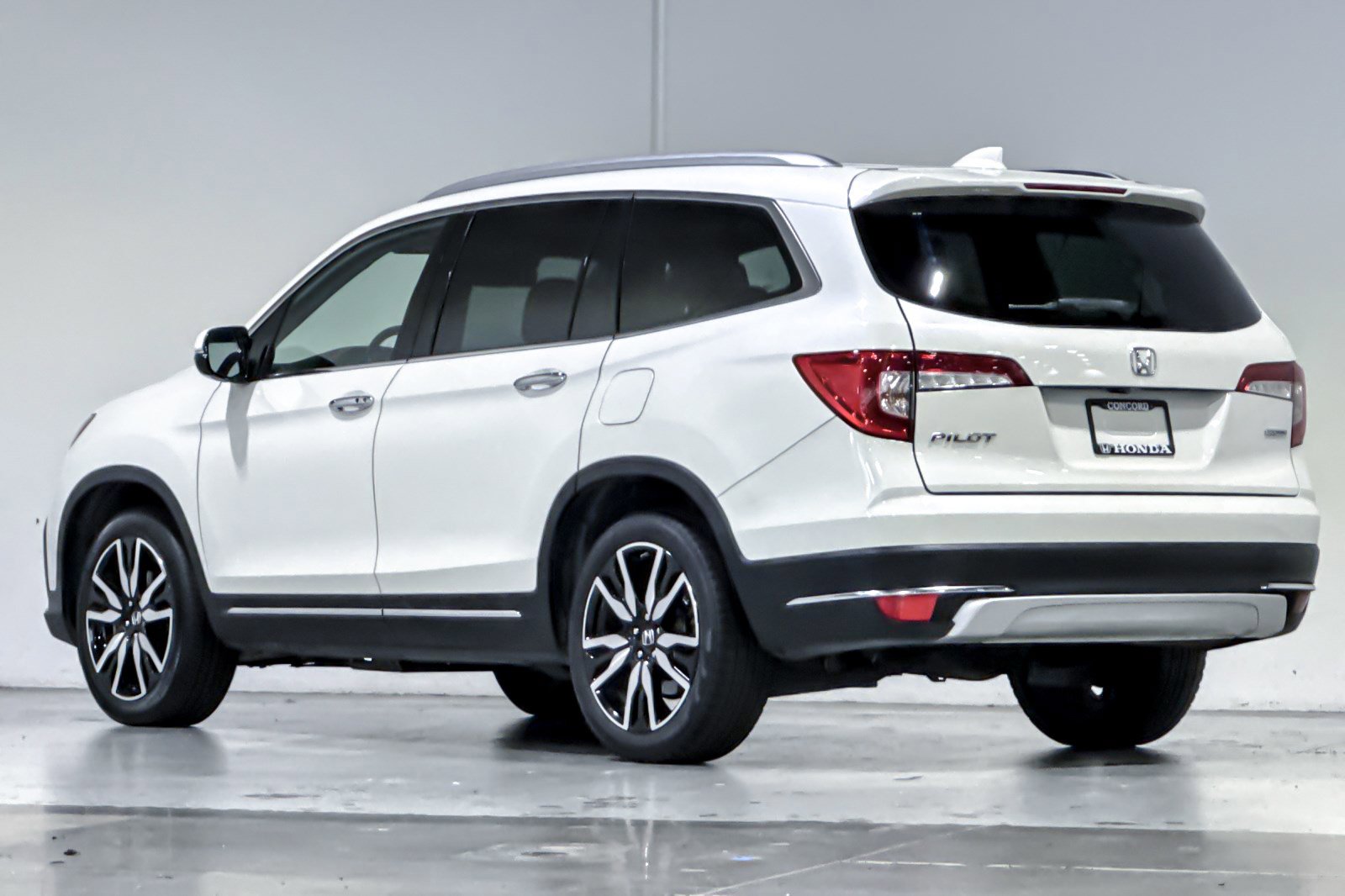 Used 2019 Honda Pilot Touring image 3