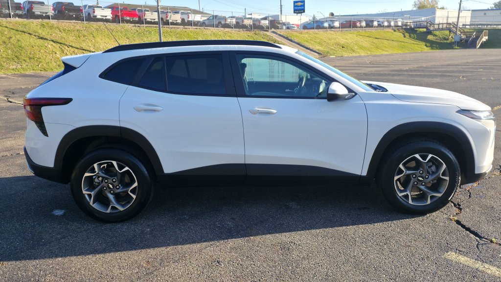 Used 2024 Chevrolet Trax LT w/ Driver Confidence Package FWD image 14