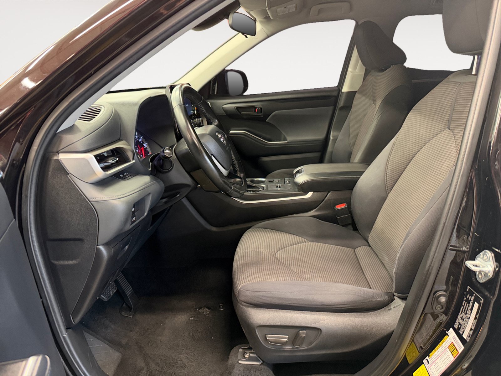 Used 2022 Toyota Highlander LE FWD image 23