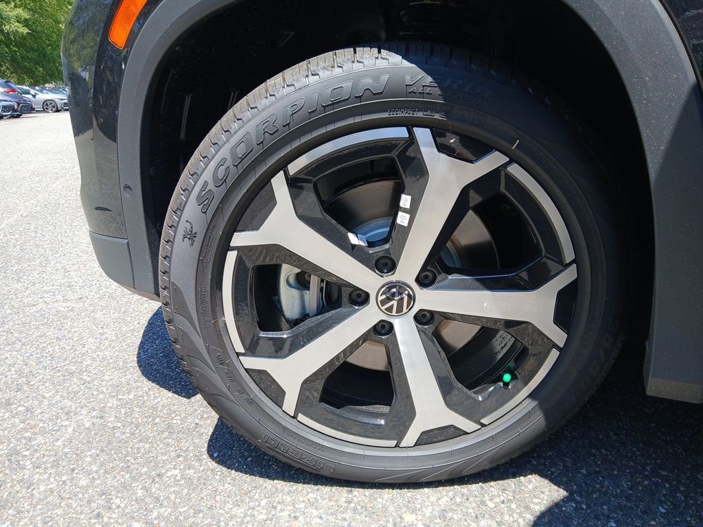 New 2025 Volkswagen Tiguan SE image 26