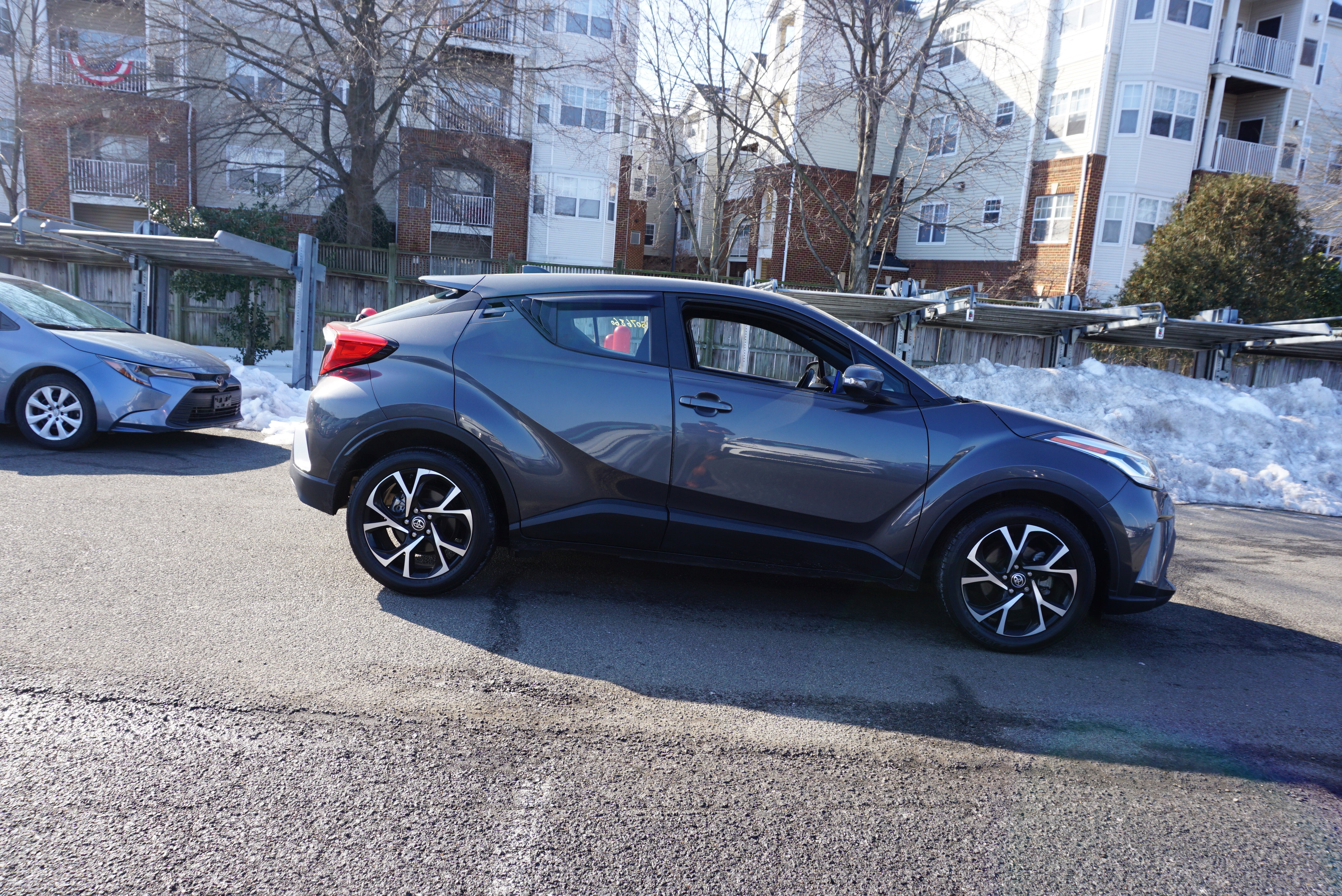 Used 2022 Toyota C-HR XLE image 3