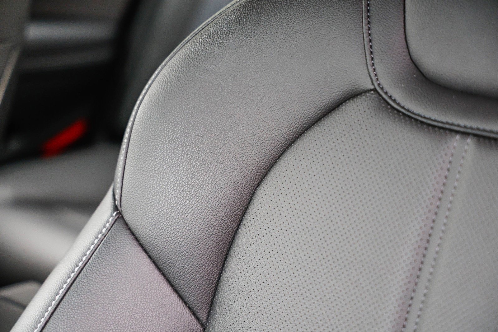 Used 2025 Genesis G70 2.5T image 24