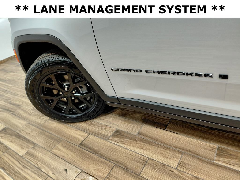 Certified 2025 Jeep Grand Cherokee Altitude AWD/4WD image 12