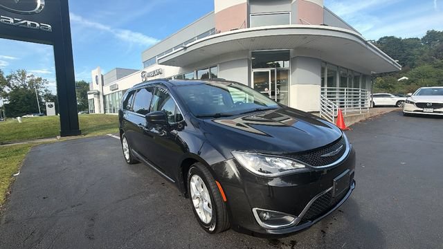 Used 2017 Chrysler Pacifica Touring-L w/ Tire & Wheel Group FWD image 3