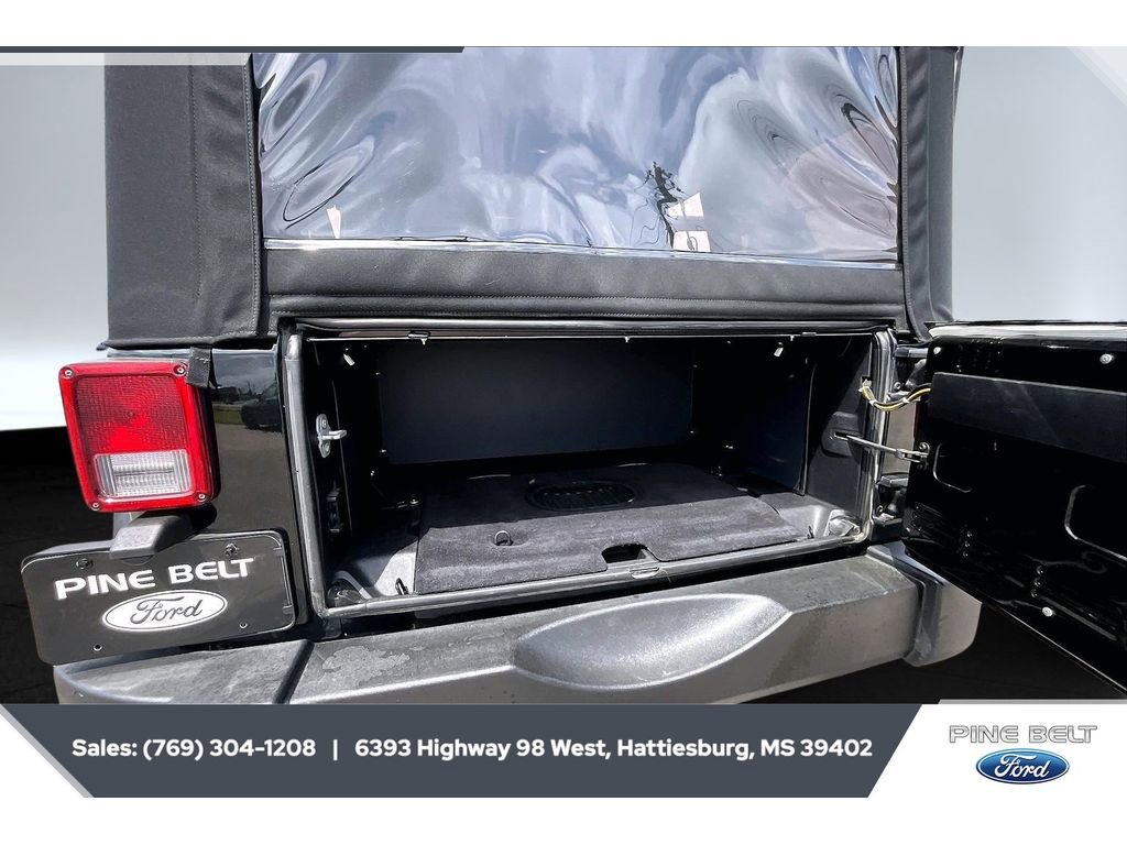 Used 2015 Jeep Wrangler Unlimited Sahara w/ Connectivity Group image 21