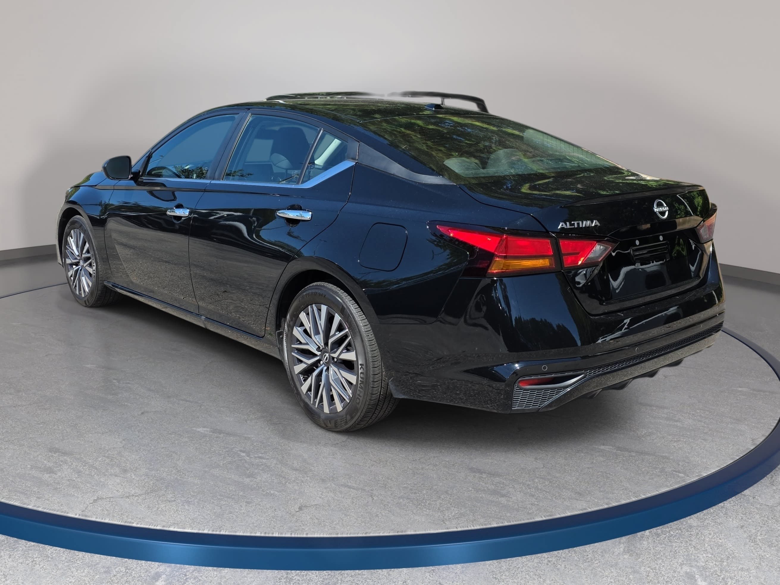 Used 2025 Nissan Altima 2.5 SV FWD image 7