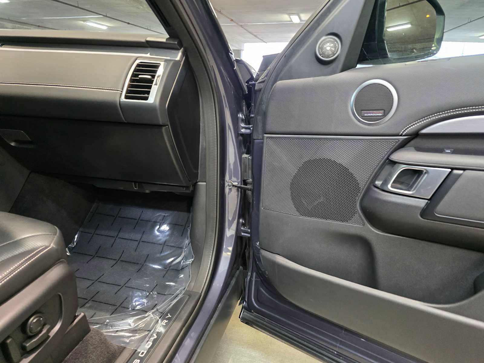 Used 2024 Land Rover Discovery Dynamic SE image 28