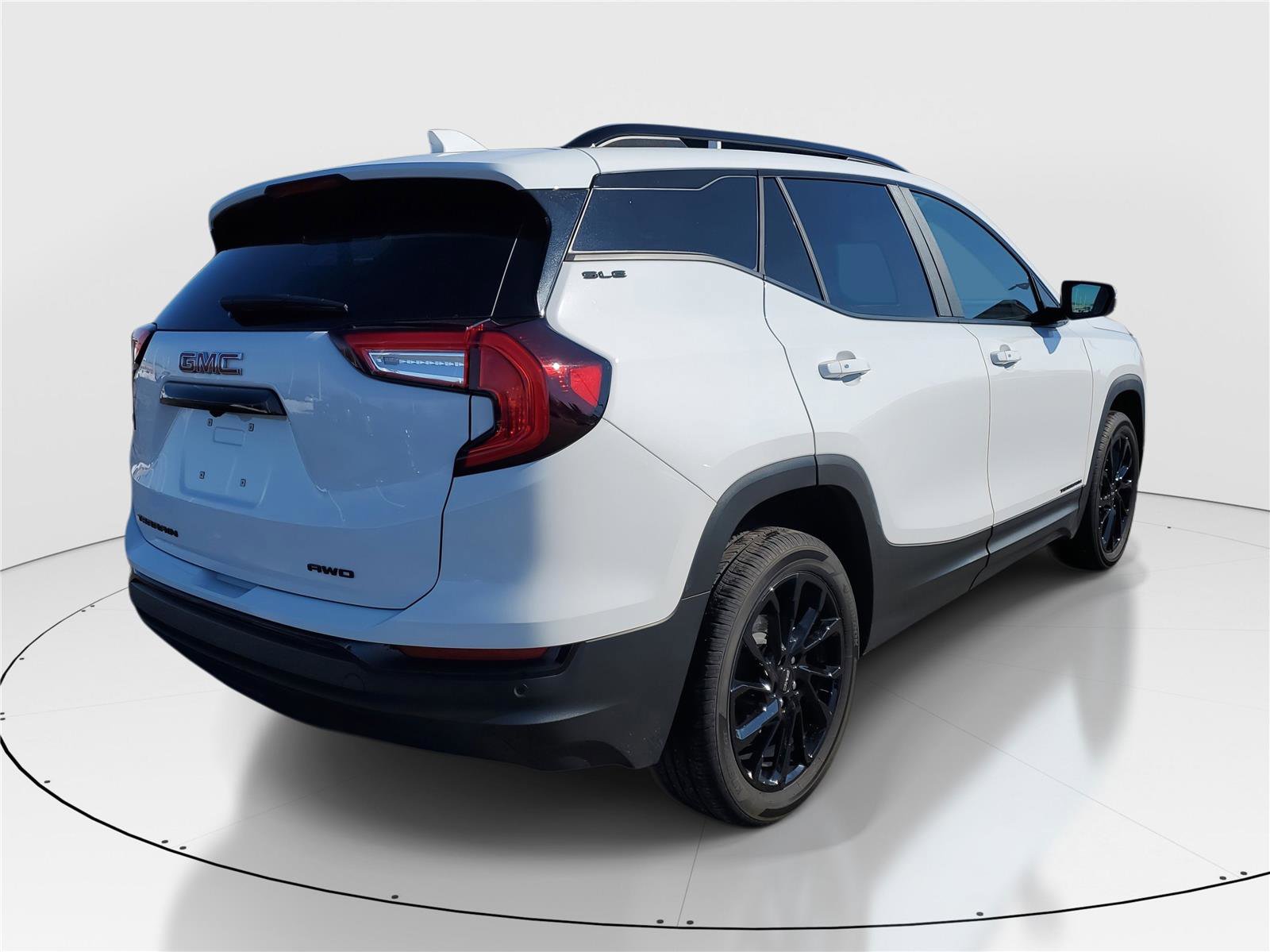 Used 2024 GMC Terrain SLE w/ Driver Convenience Package image 4