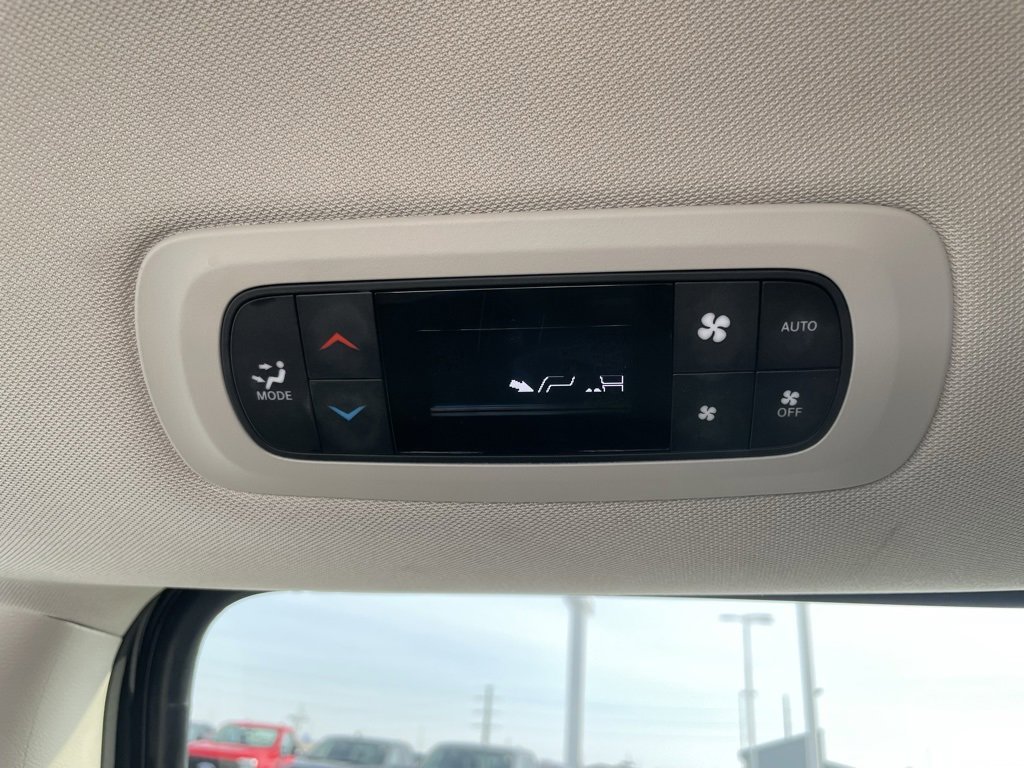 Used 2024 Chrysler Pacifica Select image 57