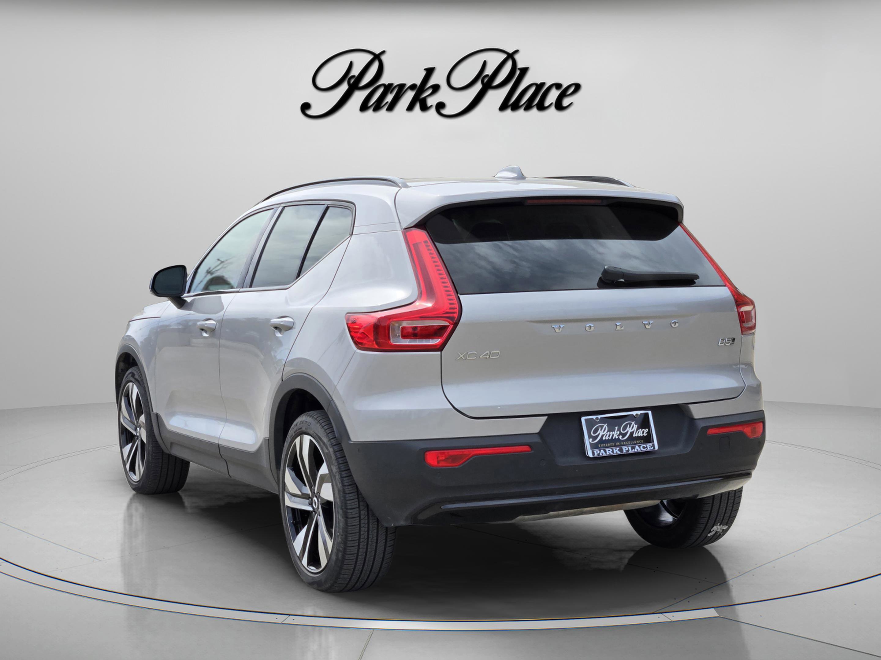 Used 2025 Volvo XC40 B5 Plus image 3