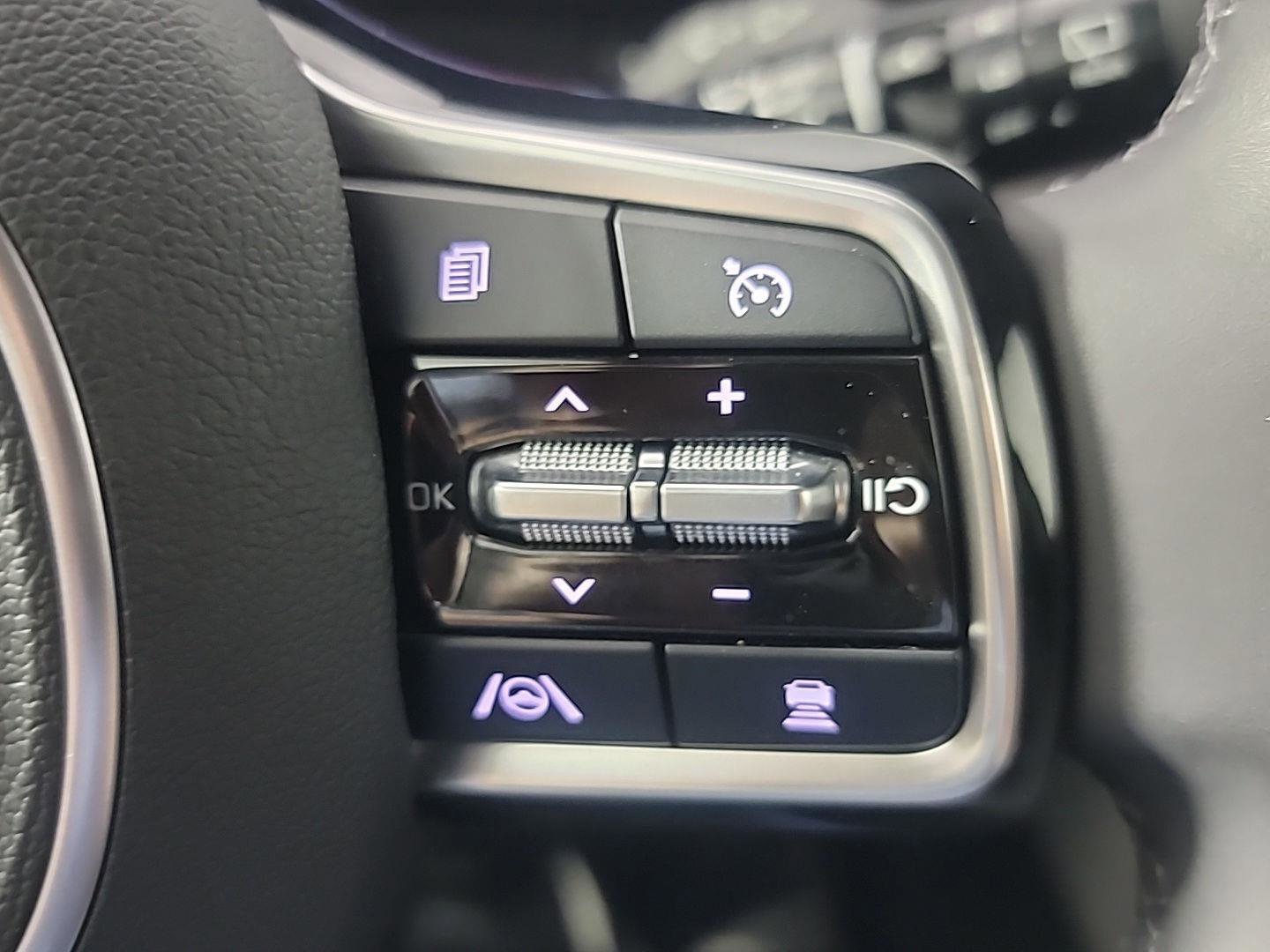 Used 2024 Kia Carnival EX image 28