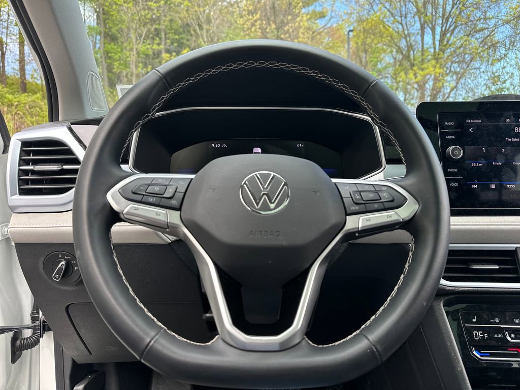 Used 2025 Volkswagen Taos SE w/ Panoramic Sunroof Package AWD/4WD image 7