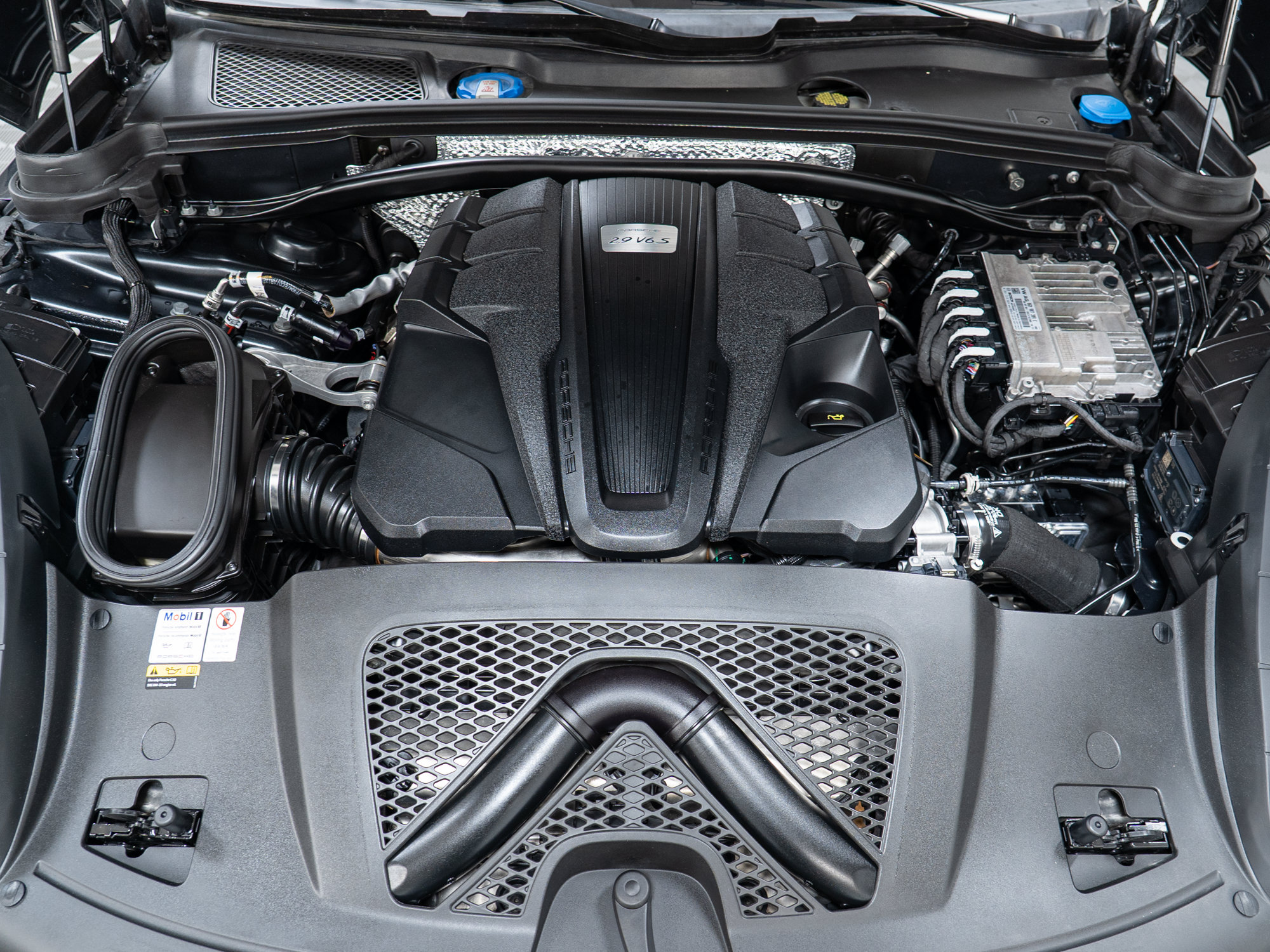 Certified 2022 Porsche Macan S AWD/4WD image 12