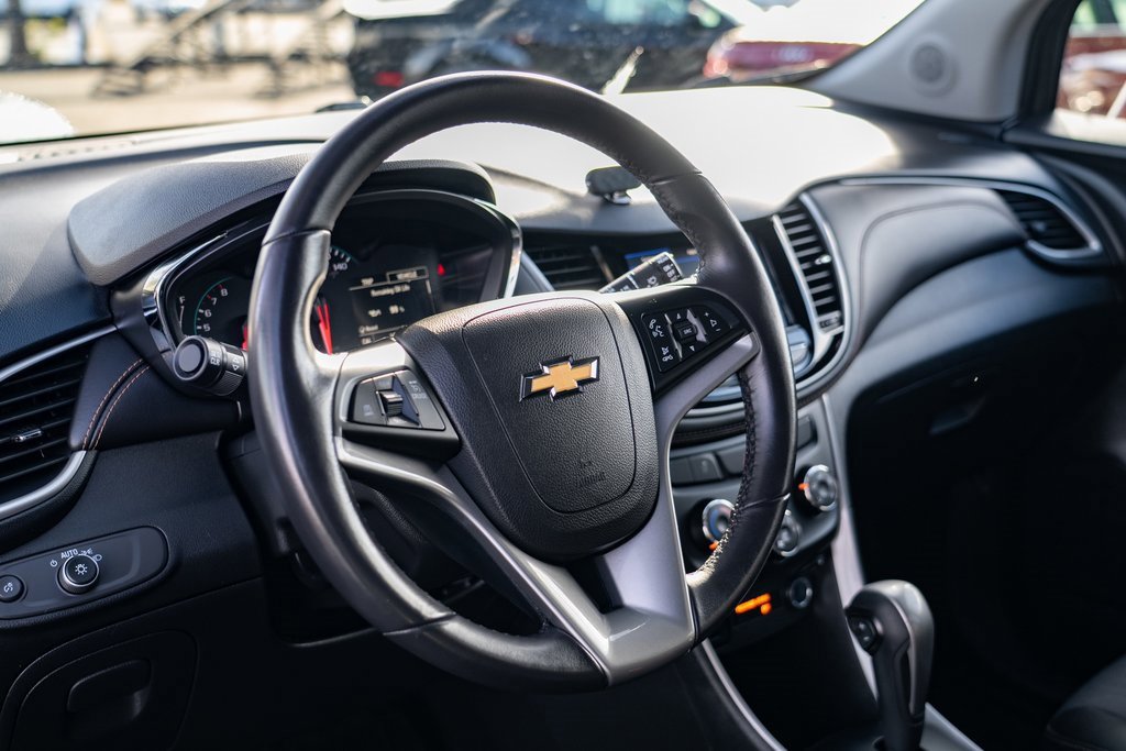 Used 2022 Chevrolet Trax LT w/ LT Convenience Package image 13