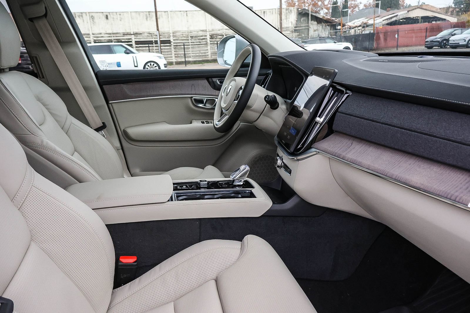 New 2026 Volvo XC90 T8 Ultra w/ Protection Package Premier AWD/4WD image 18
