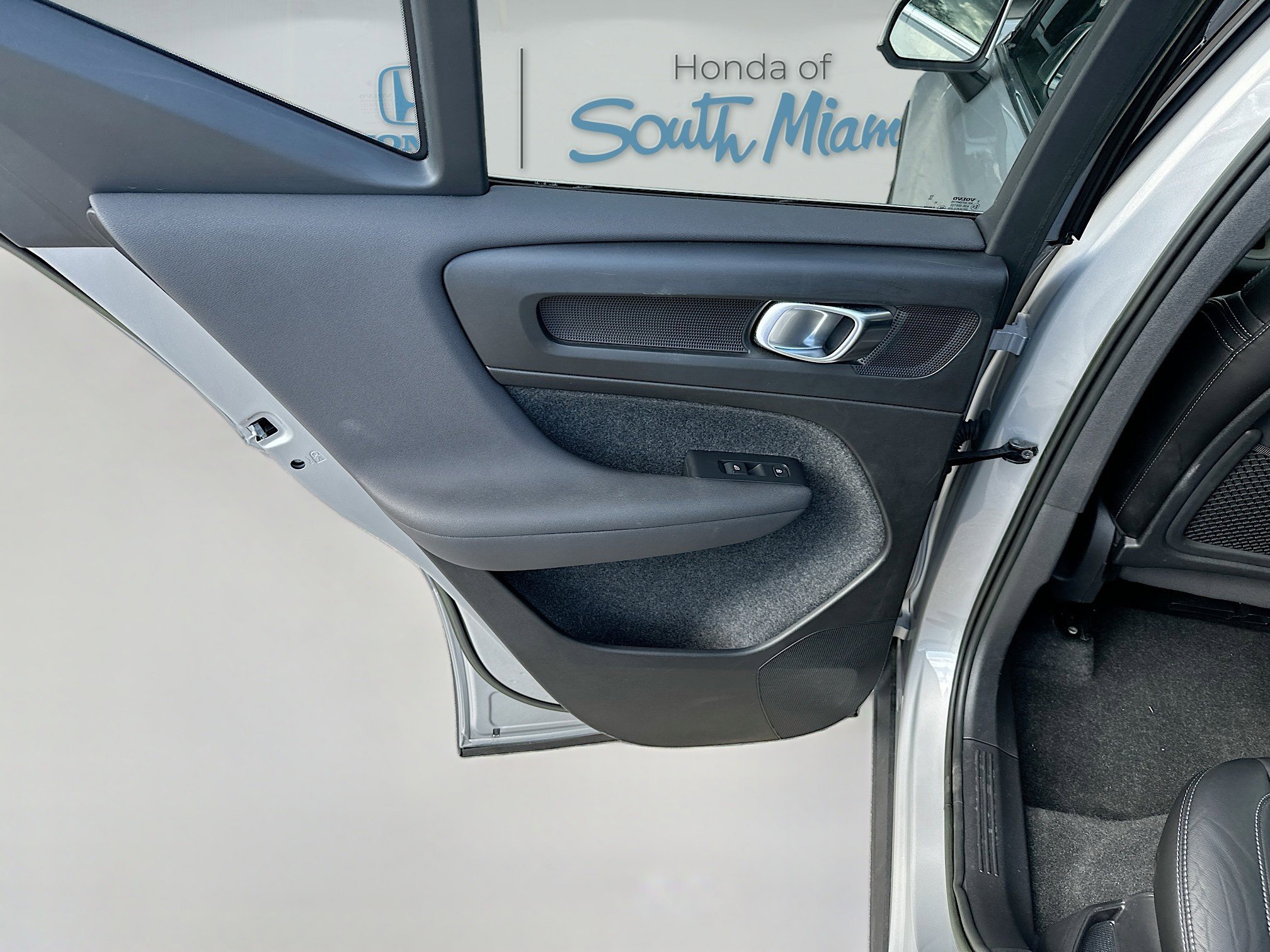 Used 2023 Volvo XC40 B5 Ultimate w/ Protection Package Premier image 26