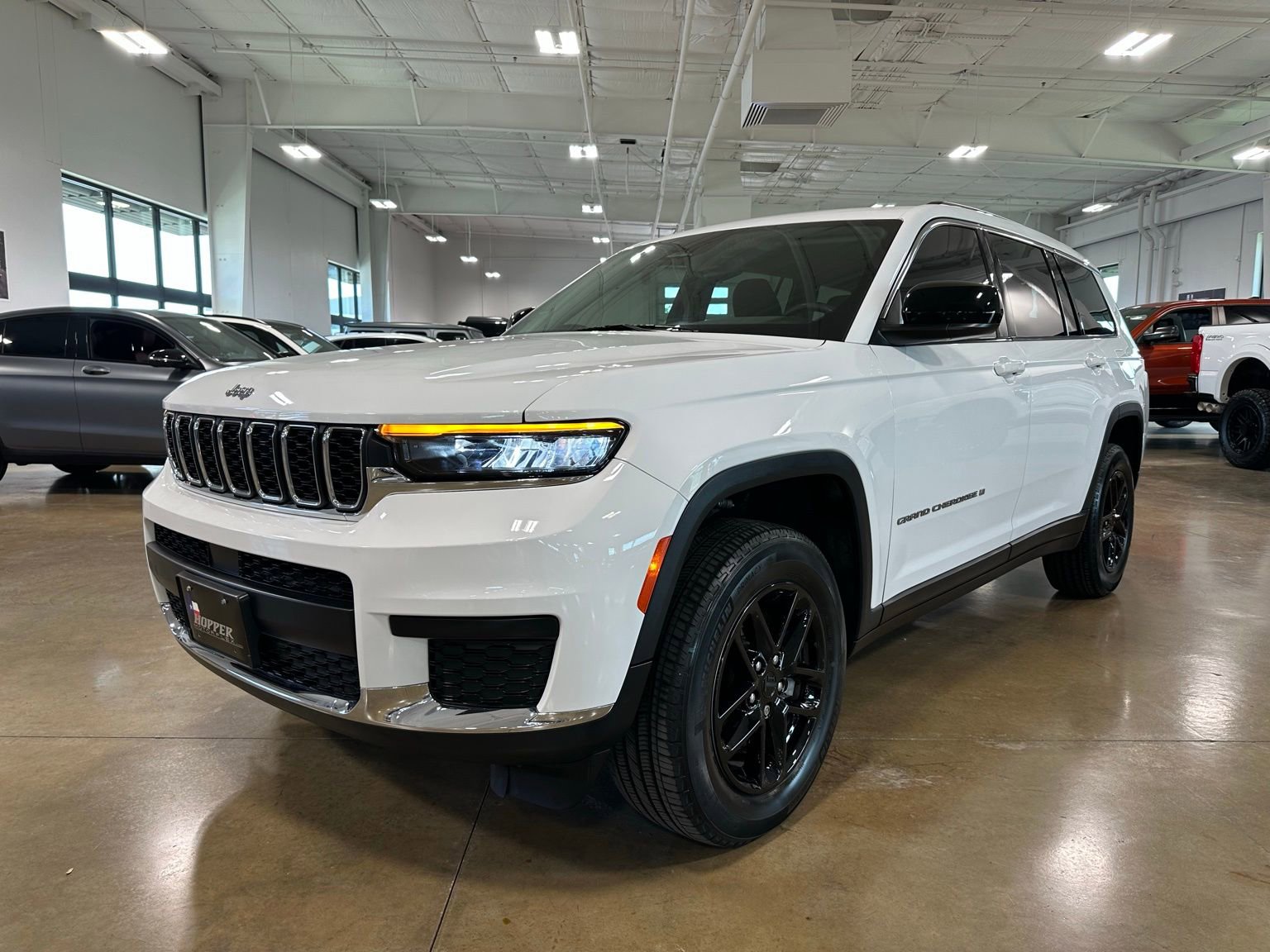 Used 2023 Jeep Grand Cherokee L Laredo AWD/4WD image 3