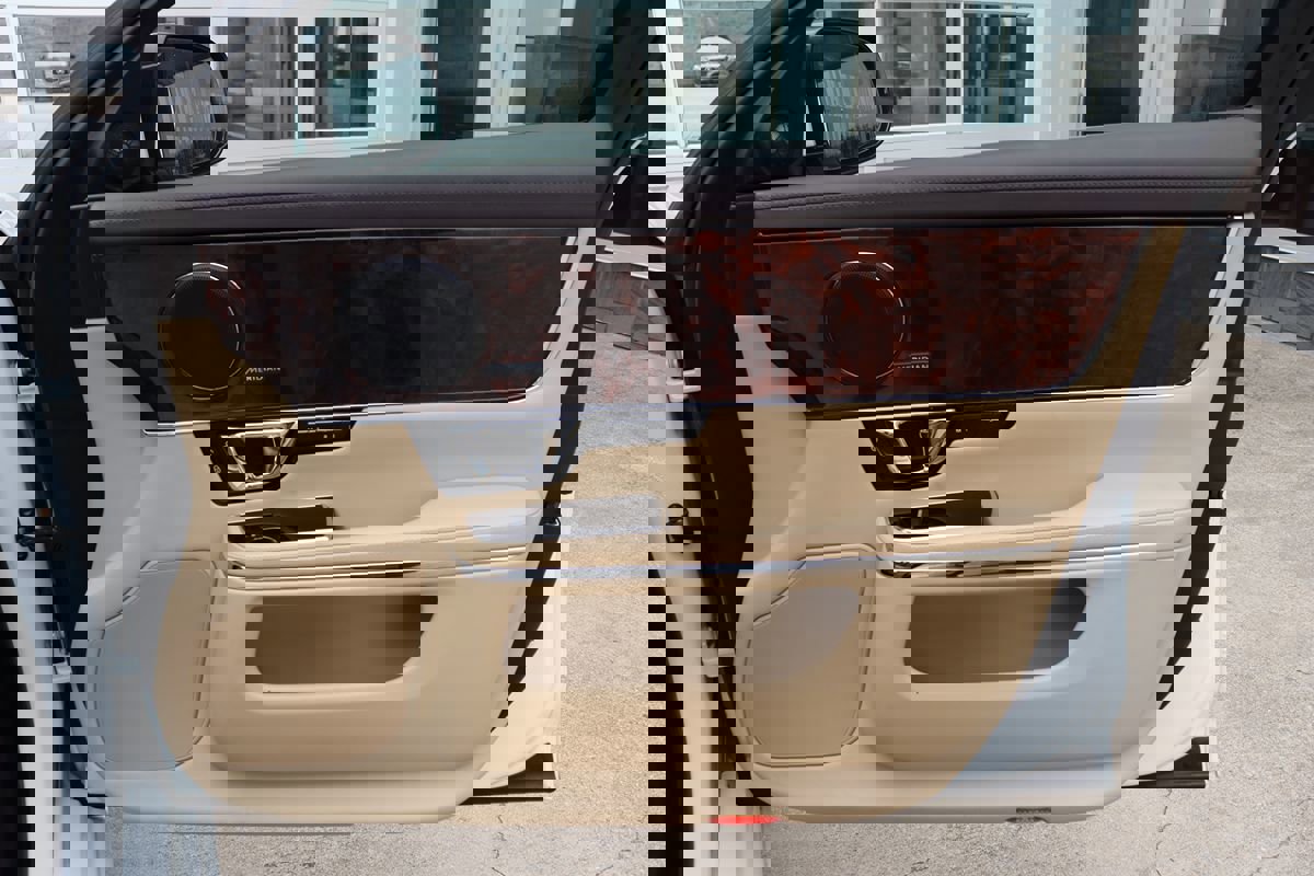 Used 2014 Jaguar XJ image 40