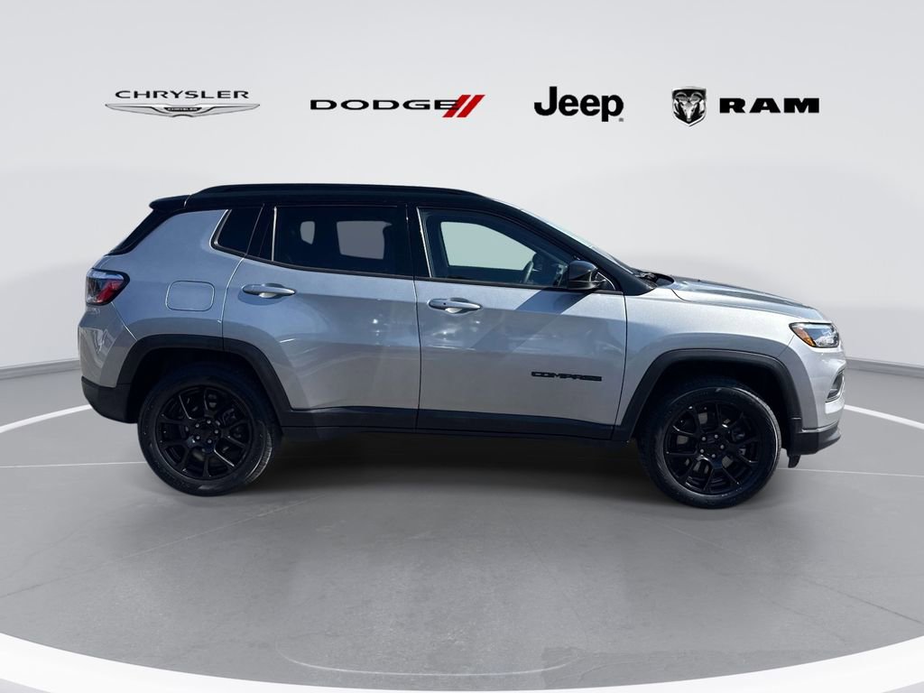 Used 2023 Jeep Compass Latitude w/ Sun and Sound Group AWD/4WD image 2
