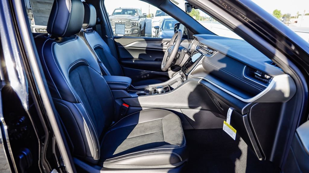 New 2025 Jeep Grand Cherokee L Altitude image 18