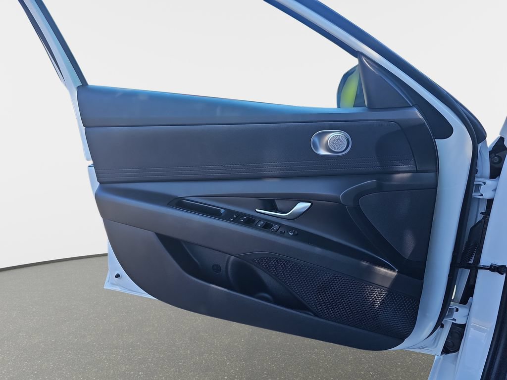 Used 2025 Hyundai Elantra Hybrid FWD image 28