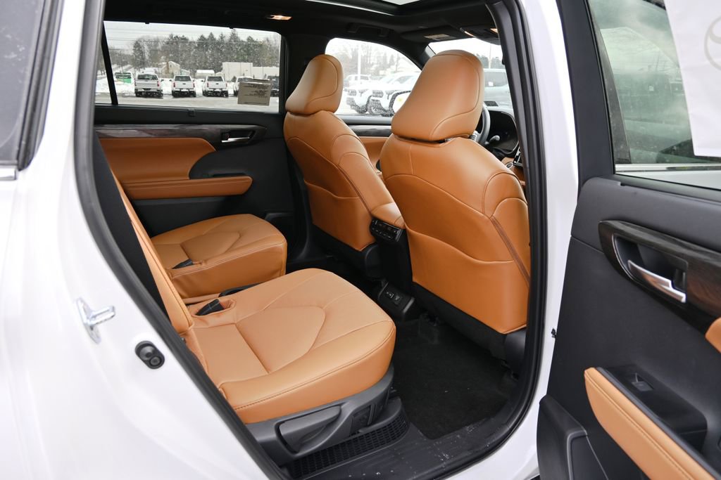 New 2026 Toyota Highlander Platinum image 17