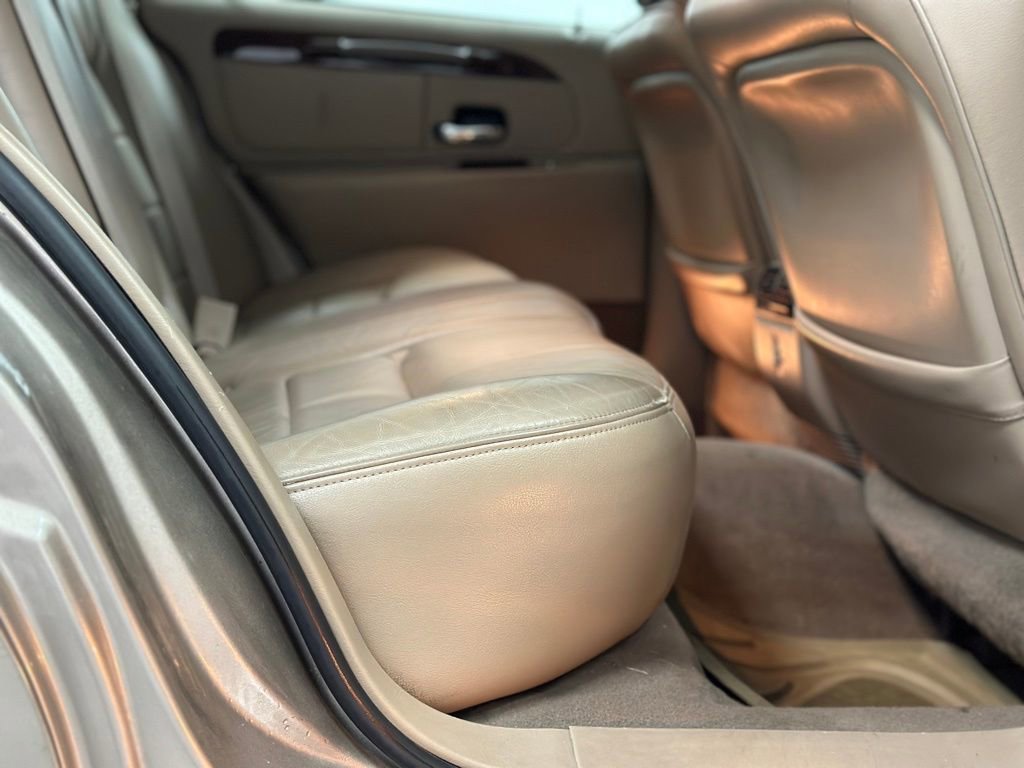 Used 2001 Lincoln Town Car Executive image 19