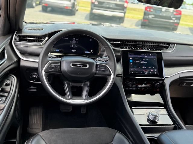 Used 2025 Jeep Grand Cherokee Altitude AWD/4WD image 5